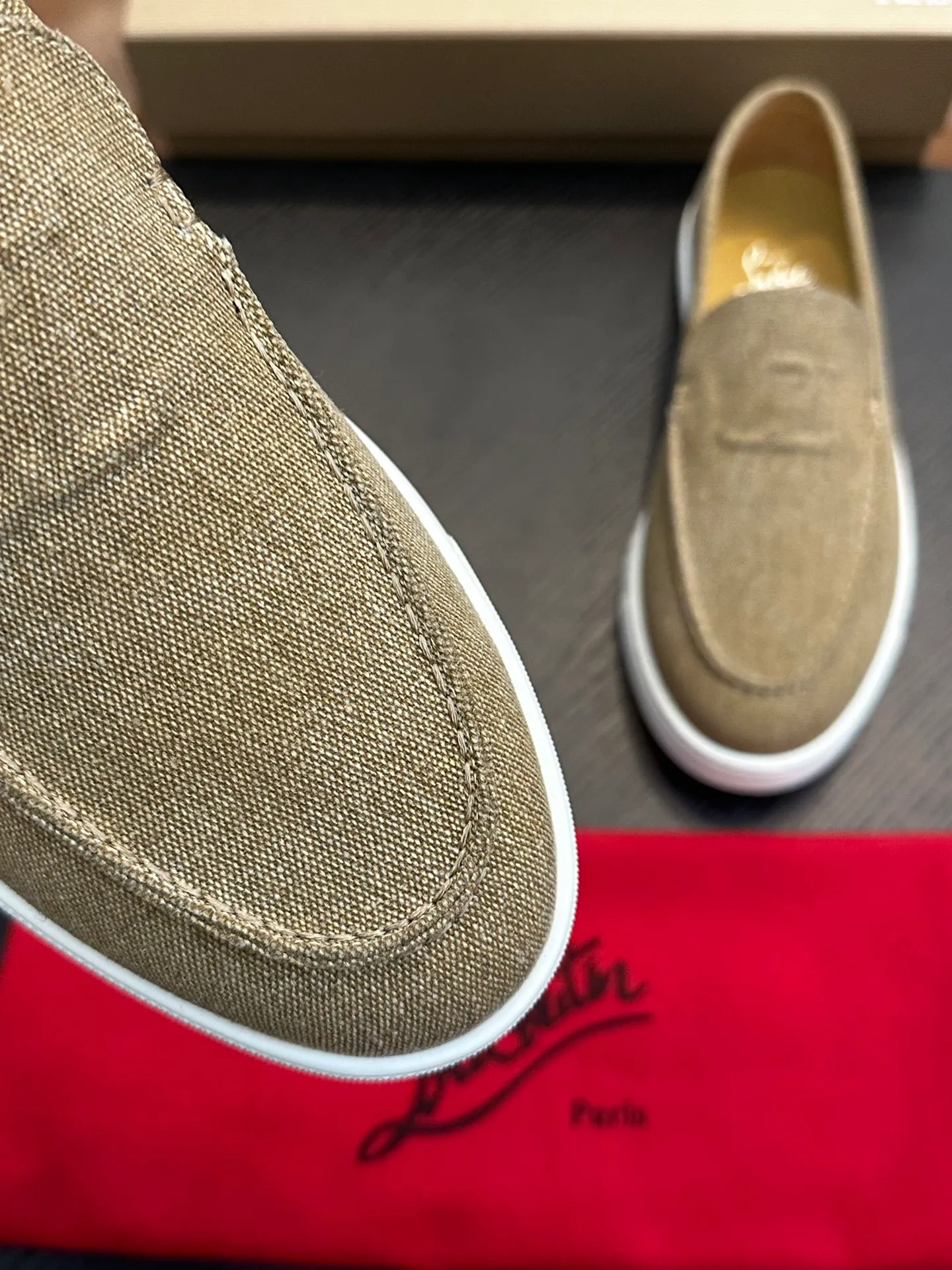 P760💰Christian Louboutin (red-soled shoes) Italian men’s casual sneakers are shipped! Each pair of shoes from this Italian handmade shoe brand has a simple and classic design, which is very comfortable and versatile! The upper fabric of this shoe is made of imported cowhide, with high-end and comfortable cowhide lining! The outsole is made of original rubber bottom sheets and is lined with cowhide! Brand-specific molded footbed, exclusive private mold control! Original box packaging, with shoe storage bag! 39 40 41 42 43 44 (38 45 46 customized)